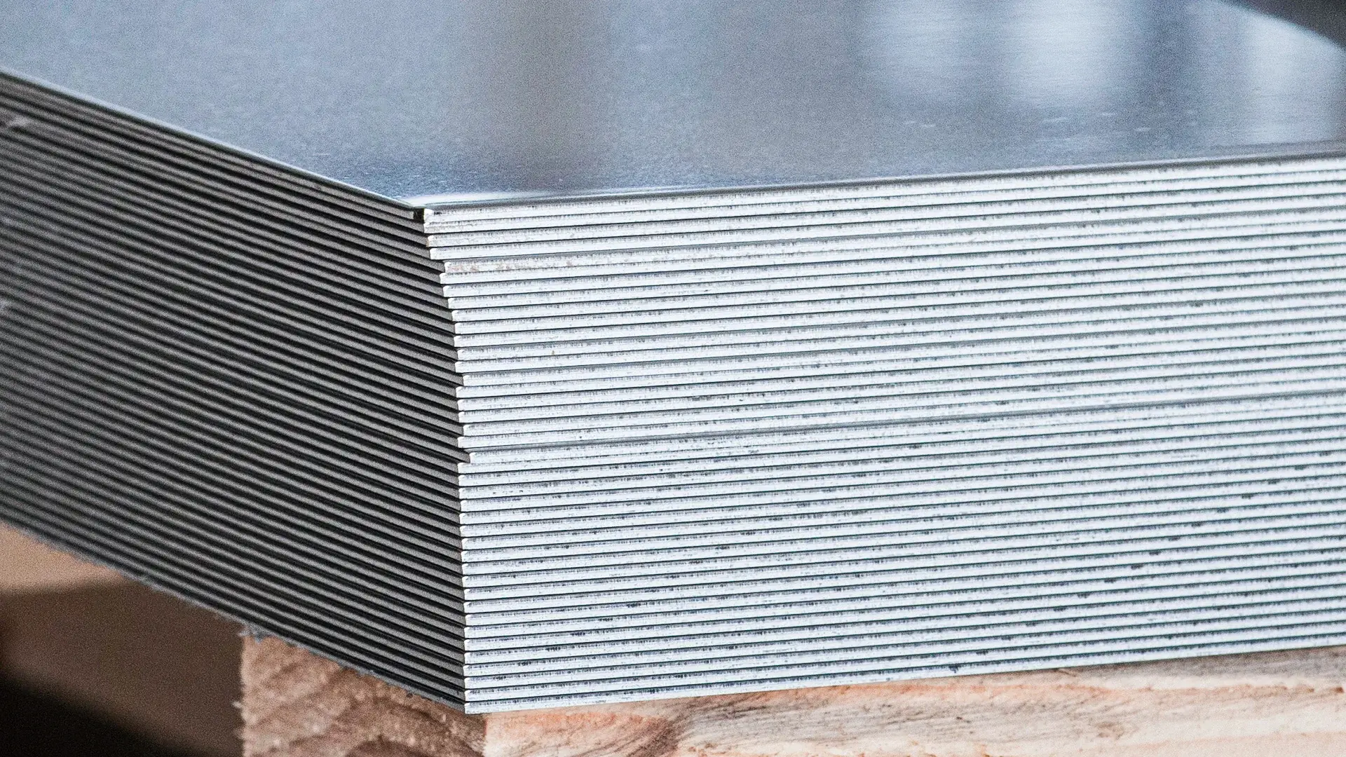Cold-rolled and hot-rolled stainless steel sheets in high availability